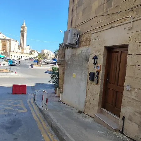Guest house Seafront Bedroom With Stunning Views, Balcony And En-suite Marsaskala