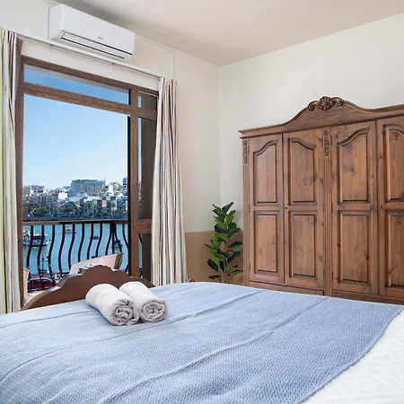 Guest house Seafront Bedroom With Stunning Views, Balcony And En-suite Marsaskala