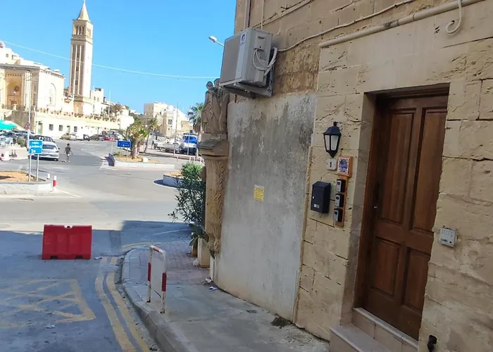 Gasthuis Seafront Bedroom With Stunning Views, Balcony And En-suite Marsaskala