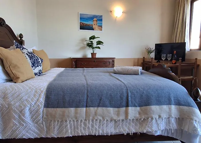 Seafront Bedroom With Stunning Views, Balcony And En-suite Gasthuis