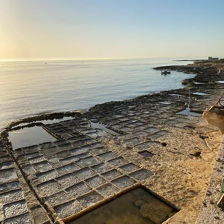 Pensión Seafront Bedroom With Stunning Views, Balcony And En-suite 3*
