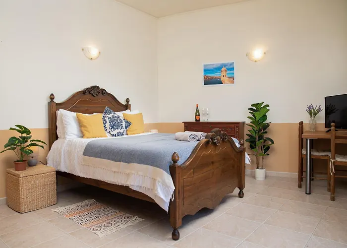 Seafront Bedroom With Stunning Views, Balcony And En-suite